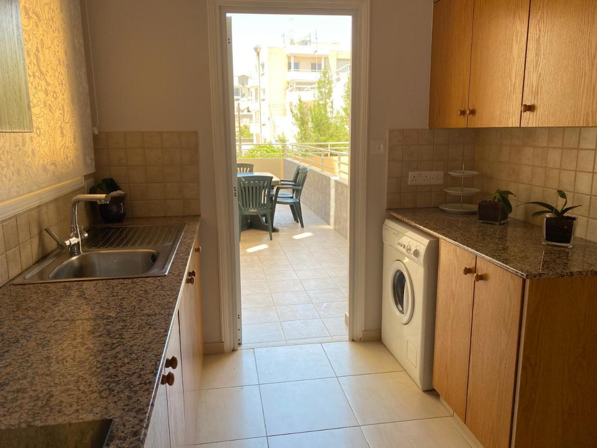 Holiday City Center Apartment Ларнака Екстериор снимка