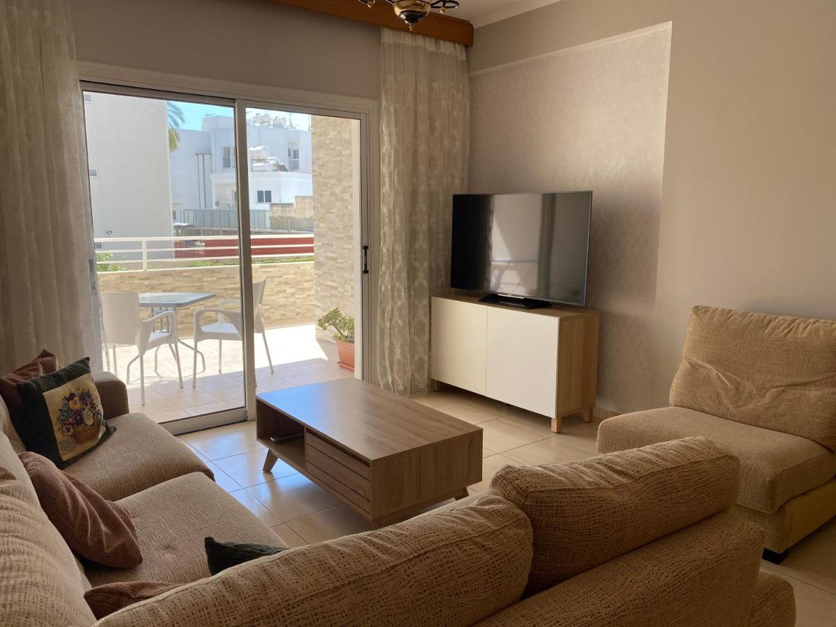 Holiday City Center Apartment Ларнака Екстериор снимка